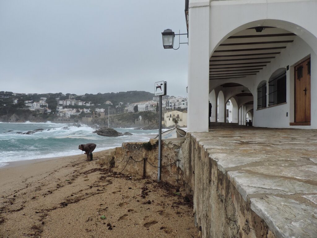 Les Voltes de Calella de Palafrugell en un día gris con el mar movido
