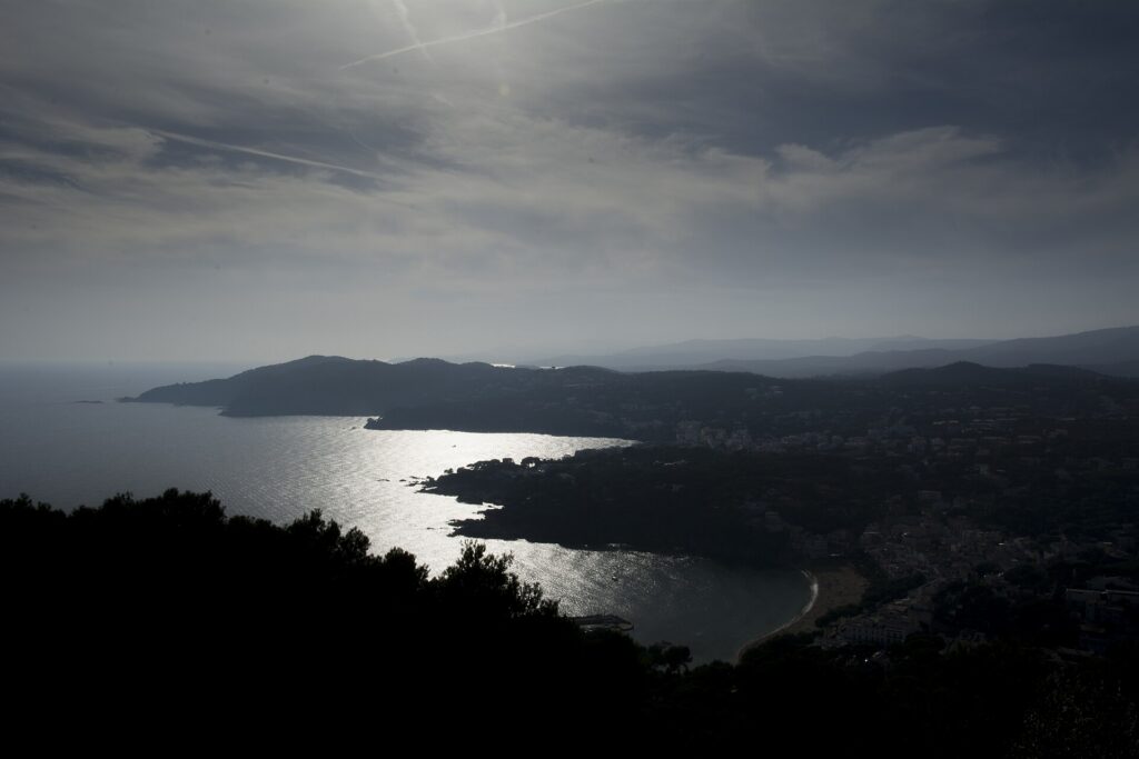 La costa de Llafranc y Calella de Palafrugell vista desde lo alto en otoño