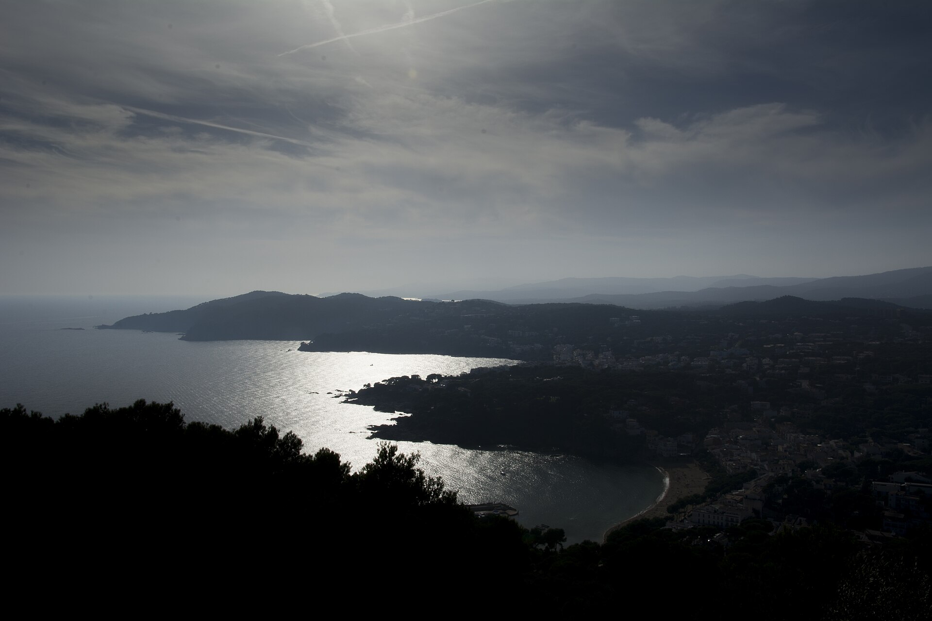 La costa de Llafranc y Calella de Palafrugell vista desde lo alto en otoño