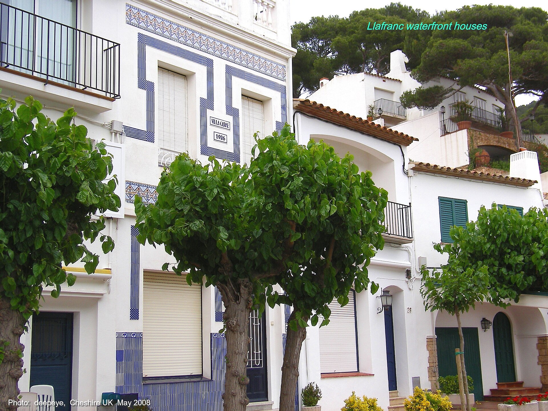 Casas con balcones en una calle de Llafranc