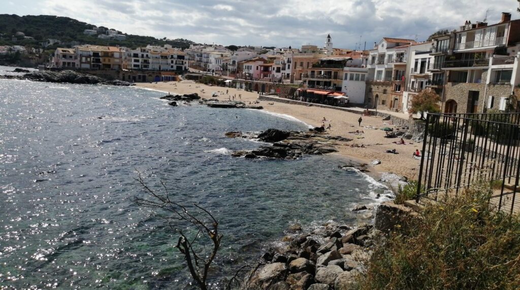 Calella de Palafrugell en un día gris fuera de temporada, con la playa vacía