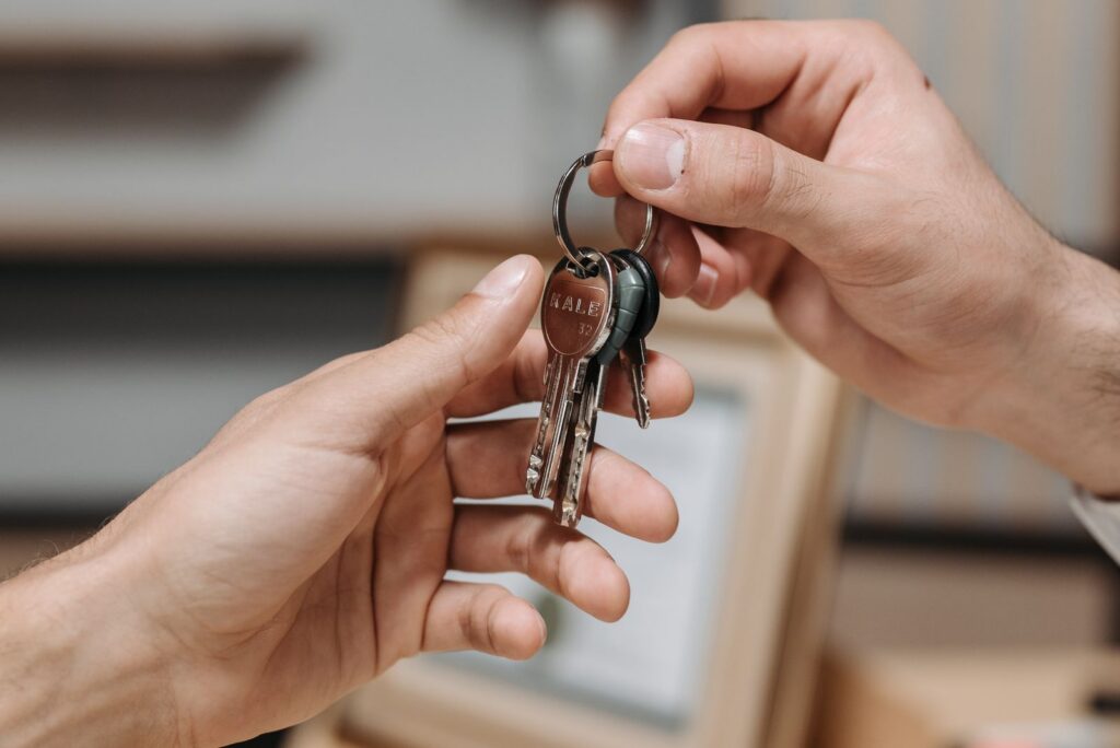 Entrega de las llaves de un apartamento de alquiler