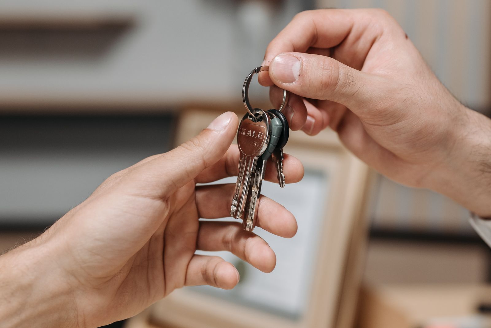 Entrega de las llaves de un apartamento de alquiler