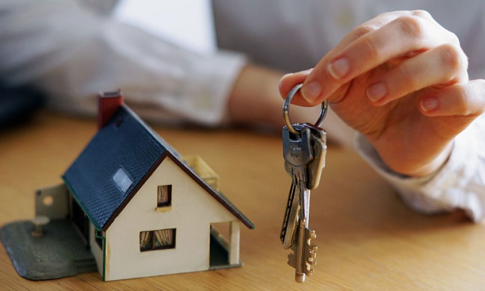 primer-plano-persona-pensando-comprar-o-vender-casa